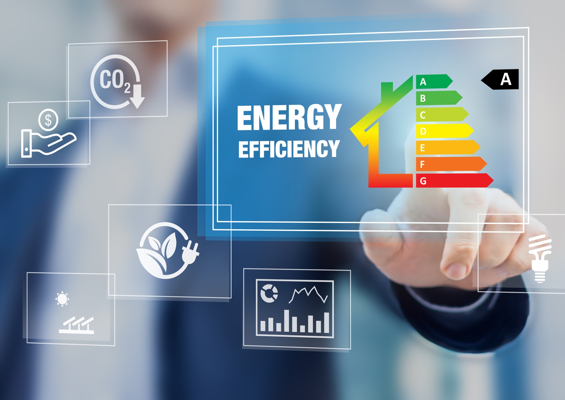 Cote d’efficacité énergétique et performance éco-rénovation domiciliaire, maison écologique à faible consommation, concept de développement durable avec icône de toucher expert à l’écran