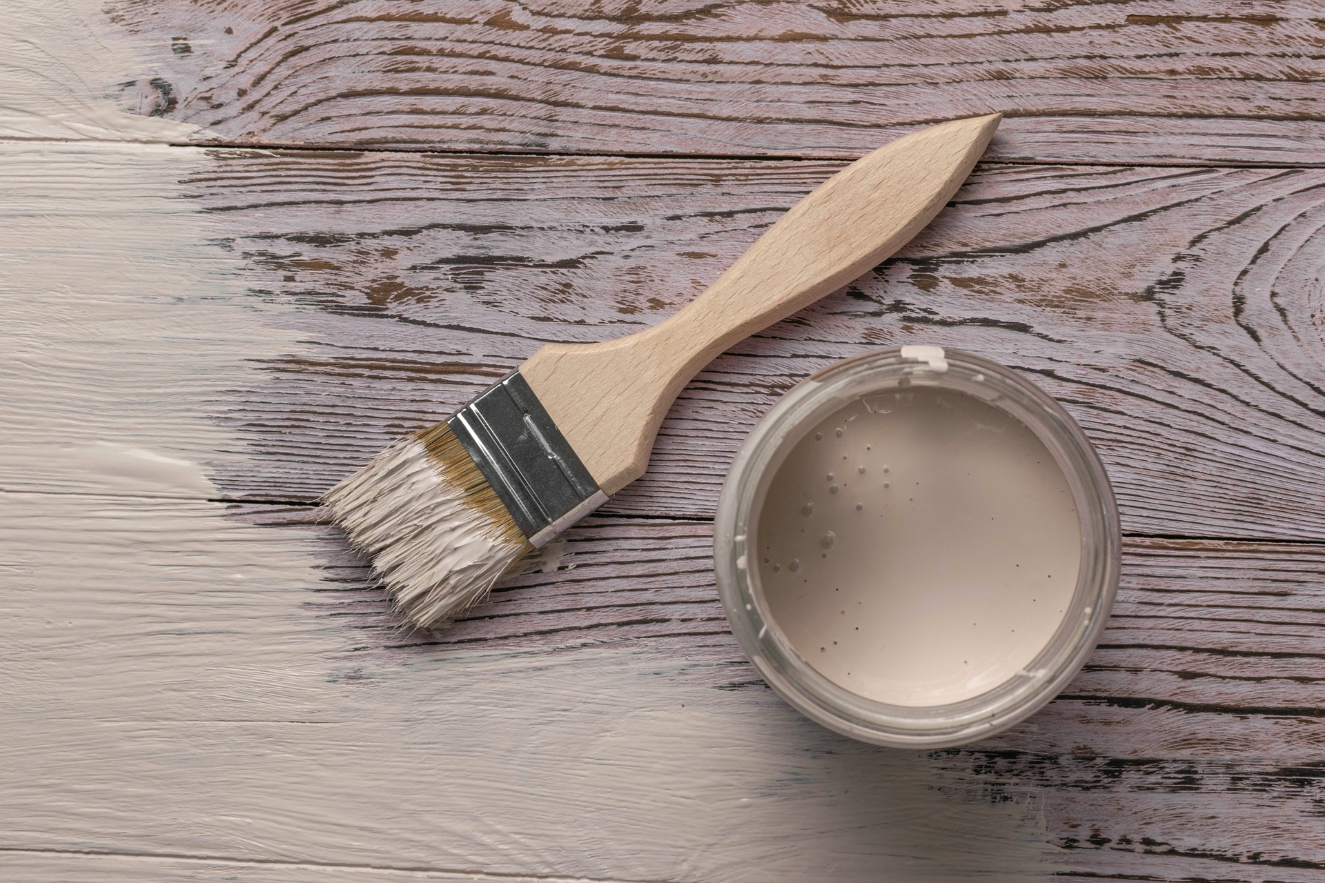 Peindre une surface en bois avec de la peinture blanche à l’aide d’un pinceau - Projet de bricolage et de bricolage