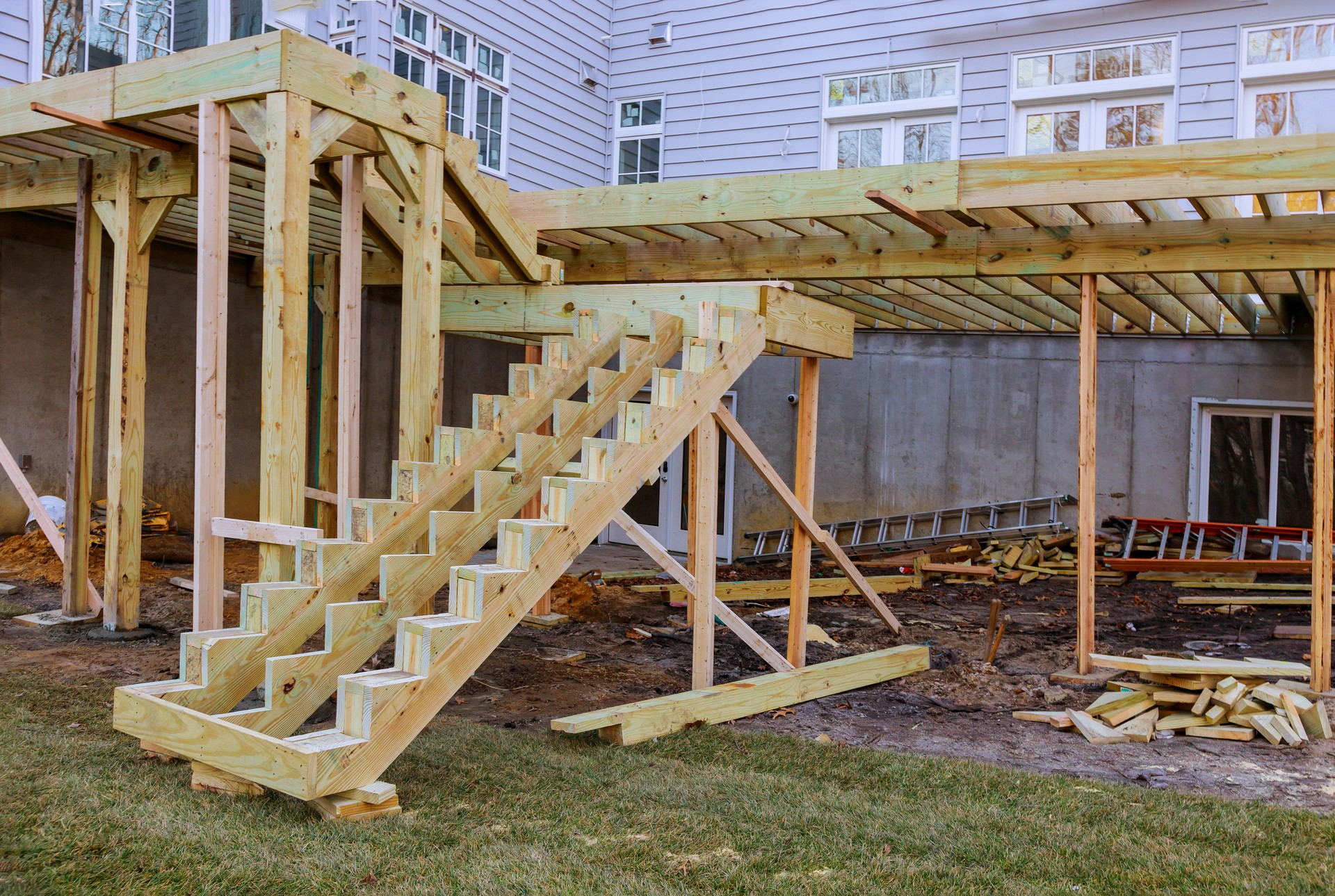 Installation de planches de pont avec terrasse au-dessus du sol, construction de patio.